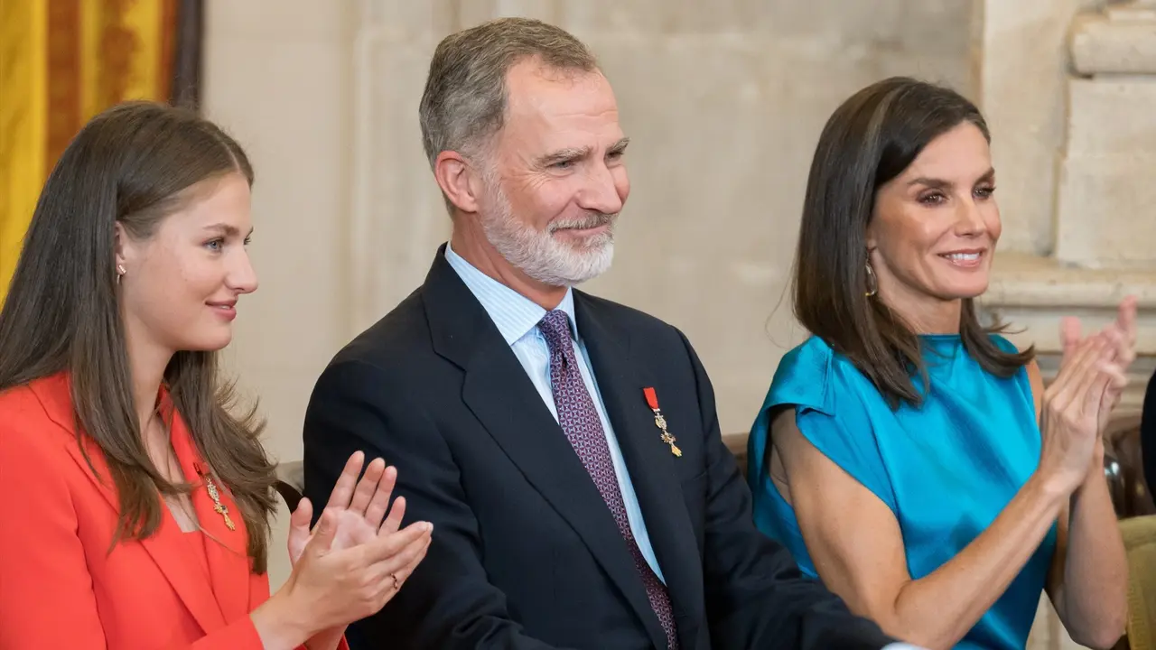 Los Reyes, Felipe VI y Letizia (d), acompa&ntilde;ados de la Princesa Leonor (i) durante la imposici&oacute;n de condecoraciones con ocasi&oacute;n del X aniversario de la Proclamaci&oacute;n de Su Majestad el Rey. Diego Radam&eacute;s