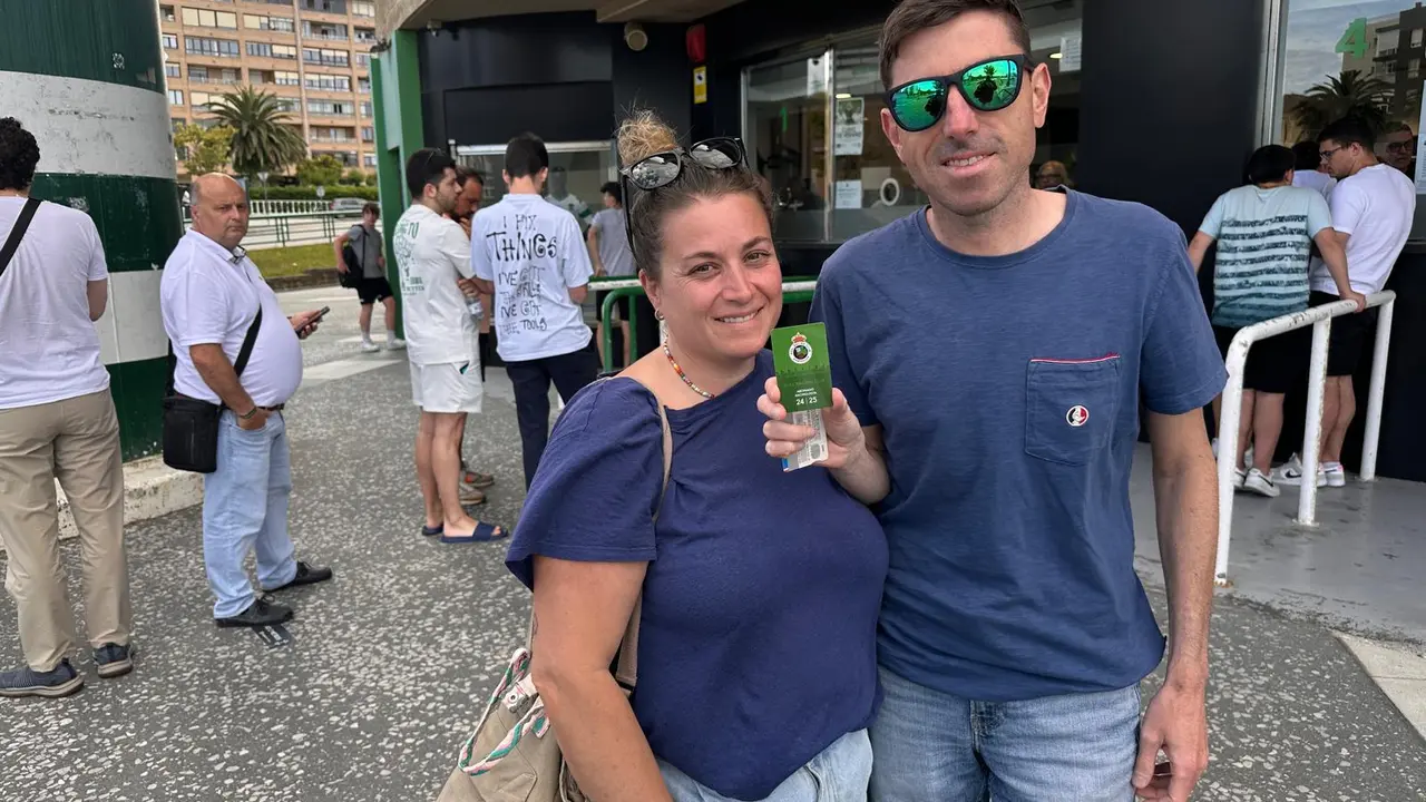 Dos personas con su carn&eacute; del Racing. / Red social X