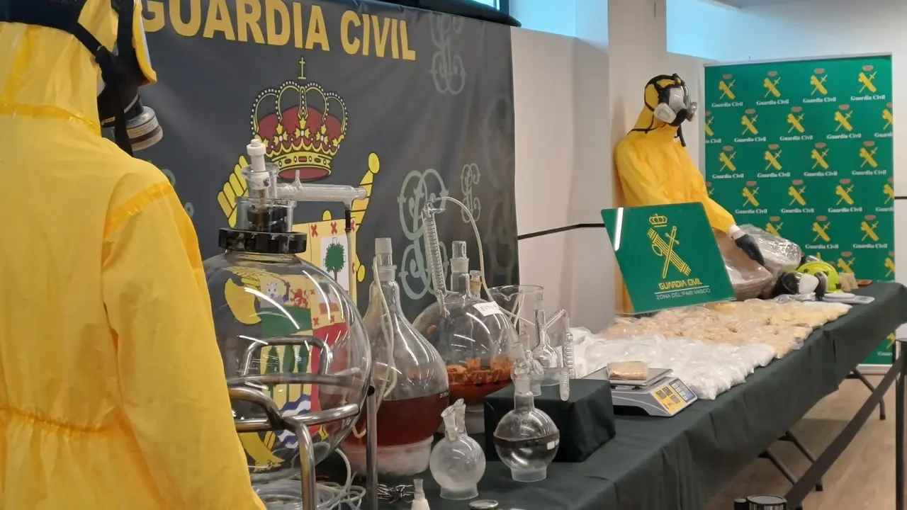 Drogas y material incautado en la operaci&oacute;n de la Guardia Civil. EP