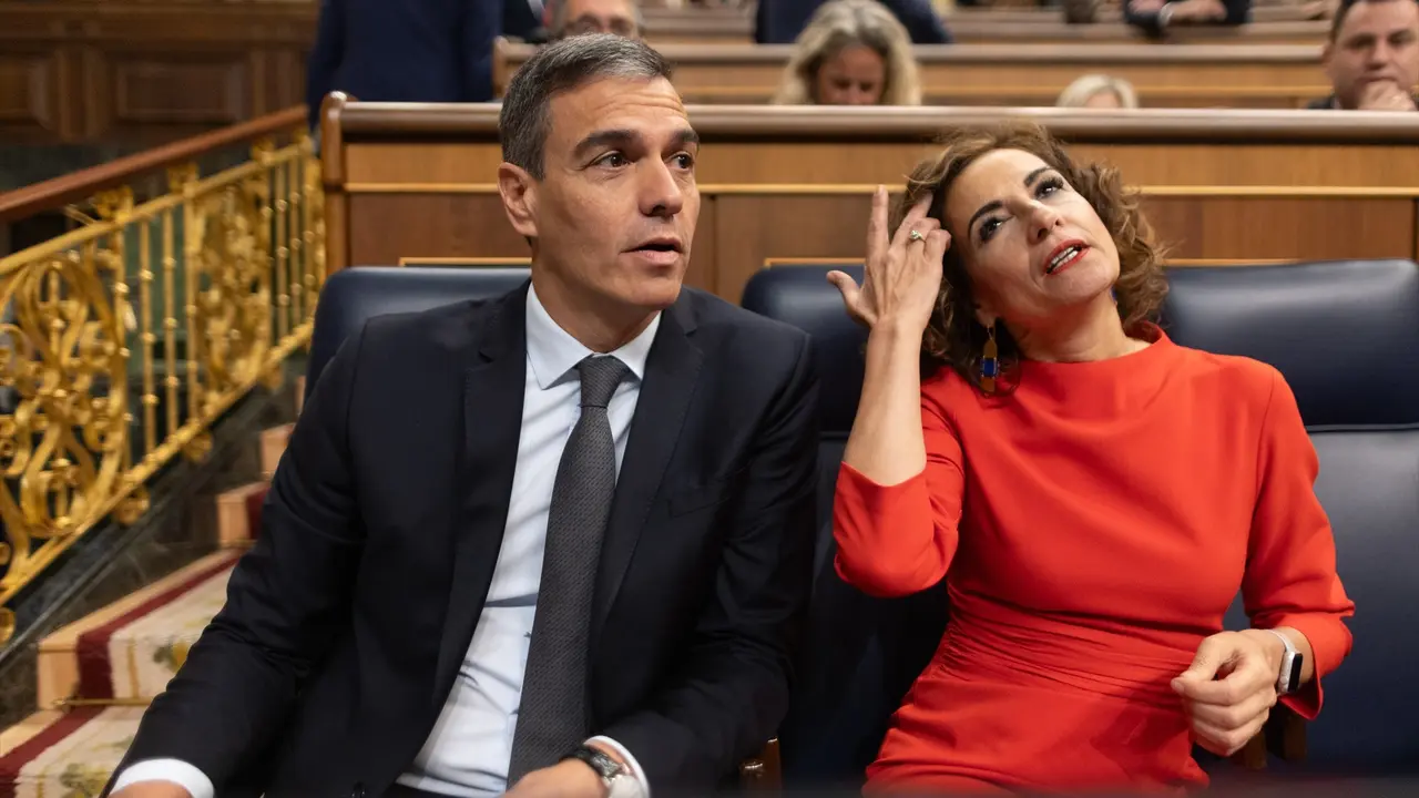 El presidente del Gobierno, Pedro S&aacute;nchez y la vicepresidenta primera y ministra de Hacienda, Mar&iacute;a Jes&uacute;s Montero. Eduardo Parra