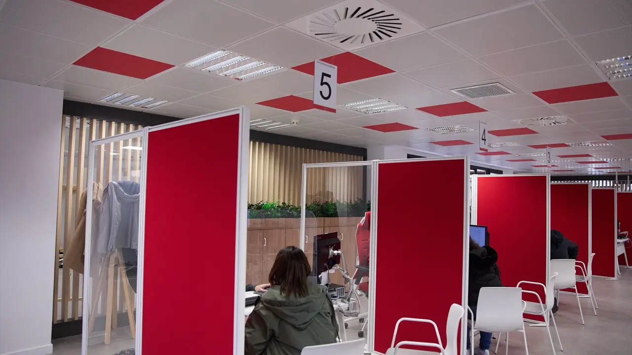Varias personas son atendidas en una oficina del Estado. EP / Archivo