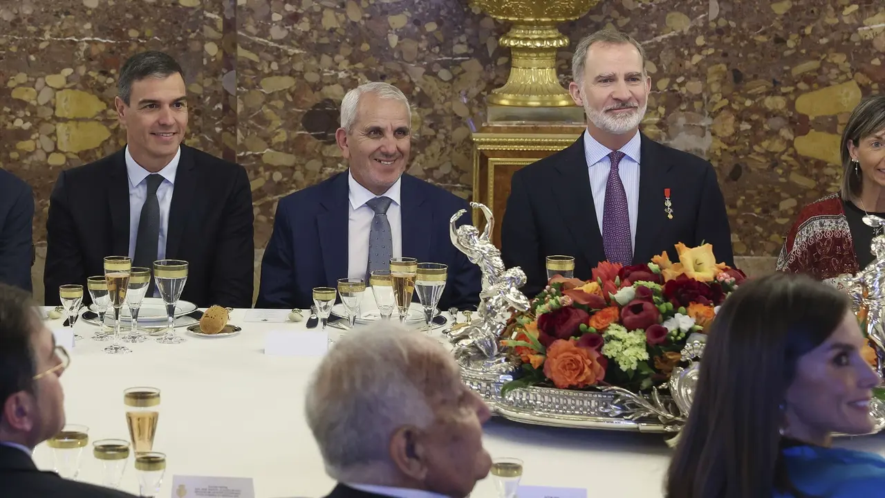 El rey Felipe VI (d), el presidente del Gobierno, Pedro S&aacute;nchez (i), y el presidente de la Asociaci&oacute;n Cultural Al Idrissi, Abdelkader Chaib Haddu (c). EP