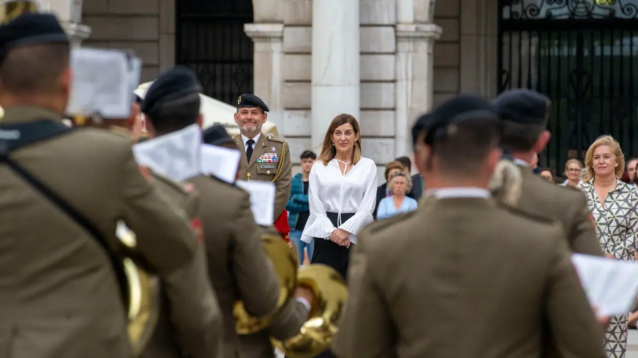 La presidenta de Cantabria, Mar&iacute;a Jos&eacute; S&aacute;enz de Buruaga, durante el izado de bandera. / Red social X