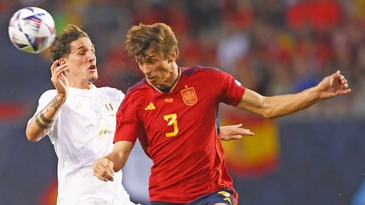 El italiano Zaniolo y Le Normand en acci&oacute;n durante el partido de semifinales de la Liga de Naciones de la UEFA entre Espa&ntilde;a e Italia . / Fabio Ferrari / ep