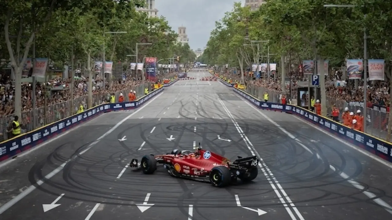 El piloto de F1 Carlos Sainz durante la celebraci&oacute;n del Formula 1 Live Barcelona Road Show, en el Paseo de Gr&agrave;cia, a 19 de junio de 2024, en Barcelona, Catalunya (Espa&ntilde;a). Se trata de una exhibici&oacute;n de monoplazas del Mundial de F&oacute;rmula 1, en el marco del - David Zorrakino - Europa Press