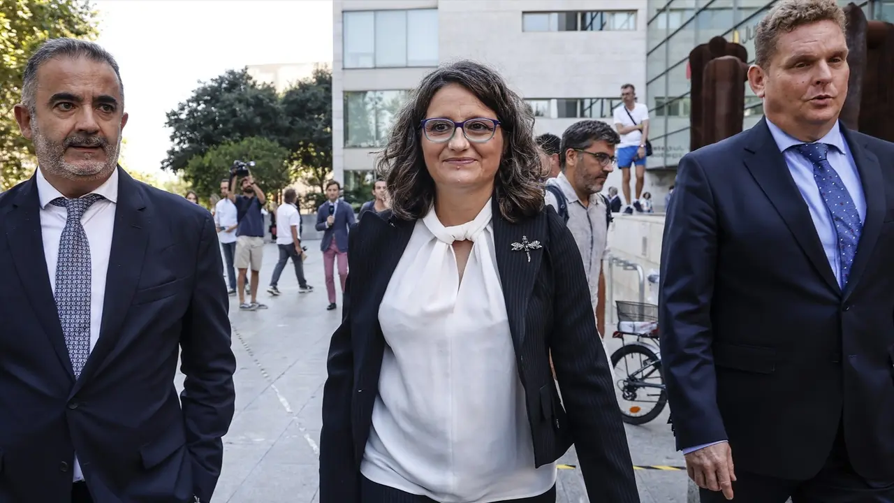 La exvicepresidenta, exportavoz y exconsellera de Igualdad y Pol&iacute;ticas, M&oacute;nica Oltra, junto a sus abogados. EP / Archivo