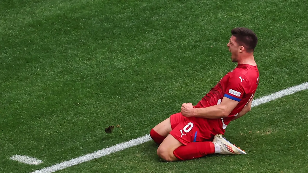 Luka Jovic, de Serbia, celebra marcar el primer gol de su equipo durante el partido de f&uacute;tbol del Grupo C de la UEFA Euro 2024 entre Eslovenia y Serbia. Daniel Karmann