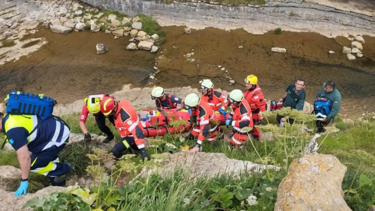 Momento del rescate por los servicios de emergencia. 112 Cantabria