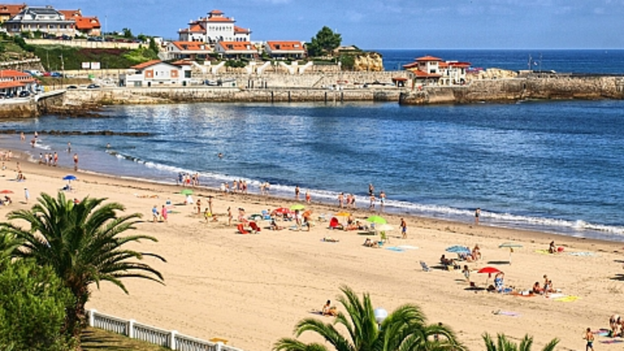 Playa en Comillas un d&iacute;a de verano. / Alerta
