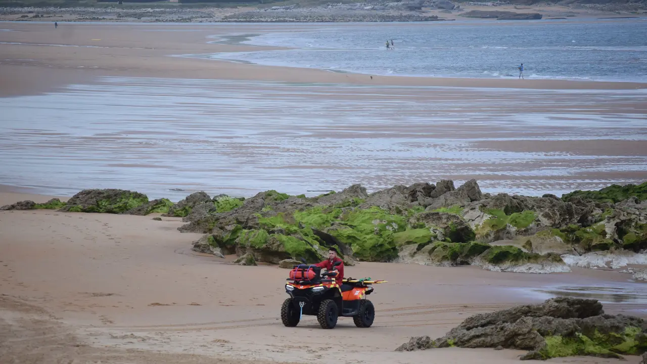 Servicio de socorrismo en la playa de Valdearenas, en Pi&eacute;lagos. / Alerta