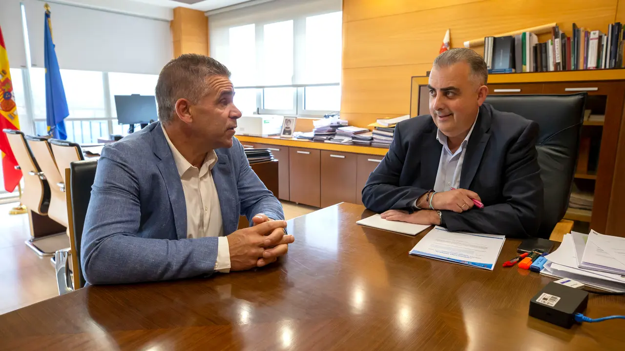 El alcalde de Argo&ntilde;os, Juan Jos&eacute; Barruetabe&ntilde;a con el consejero de Fomento, Roberto Media. / Miguel de la Parra