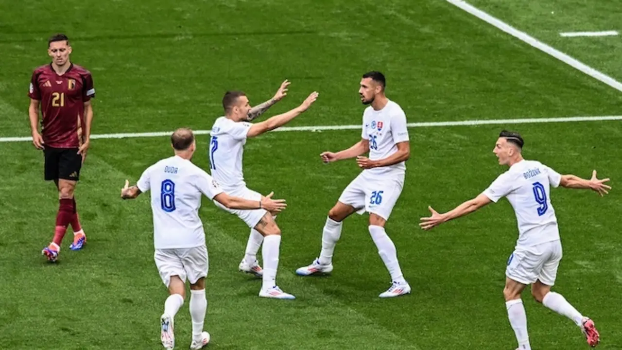 17 de junio de 2024, Hesse, Fr&aacute;ncfort del Meno: el eslovaco Ivan Schranz (2&ordm; dcha.) celebra con sus compa&ntilde;eros Ondrej Duda, Lukas Haraslin y Robert Bozenik tras su gol durante el partido de f&uacute;tbol del Grupo E de la UEFA Euro 2024 entre B&eacute;lgica y Eslovaquia en el Frankfurt Arena. Foto: Swen Pf&ouml;rtner/dpa