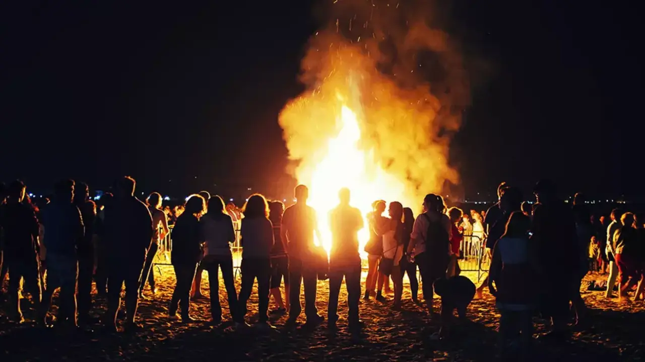 Gente disfrutando de una gran hoguera en la noche de San Juan. / ARCHIVO