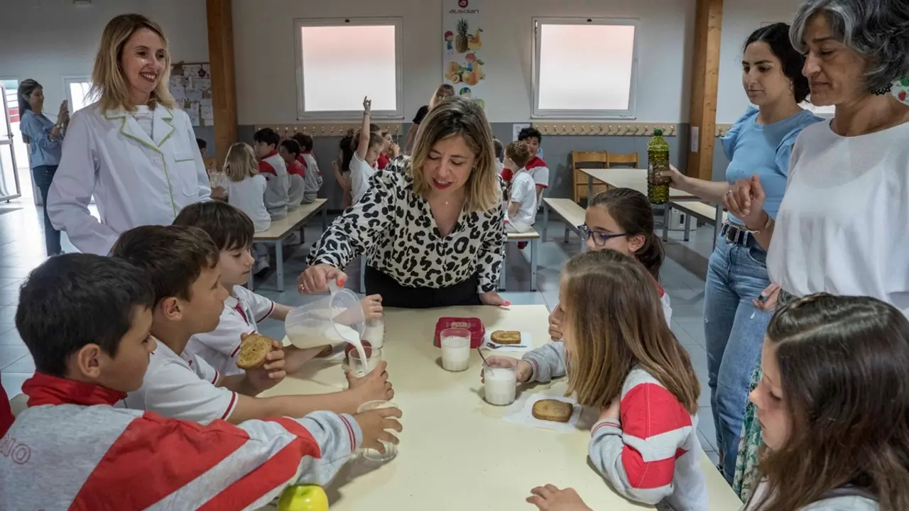 Marian Rovira con los alumnos del CEIP Agapito Cagiga. / Alerta