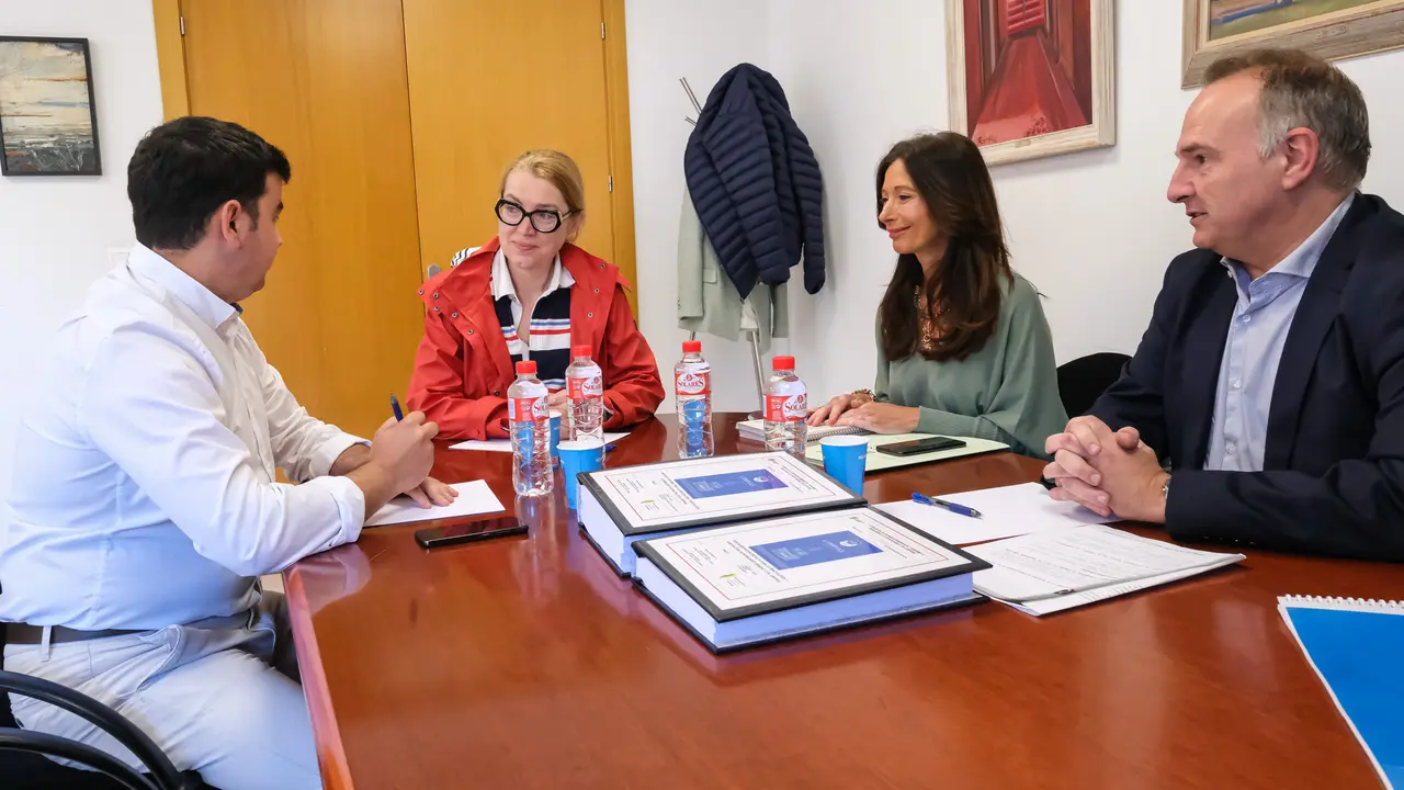 La consejera de Cultura, Turismo y Deporte, Eva Guillermina Fern&aacute;ndez con el alcalde de Limpias, Ignacio Sainz. / Alerta