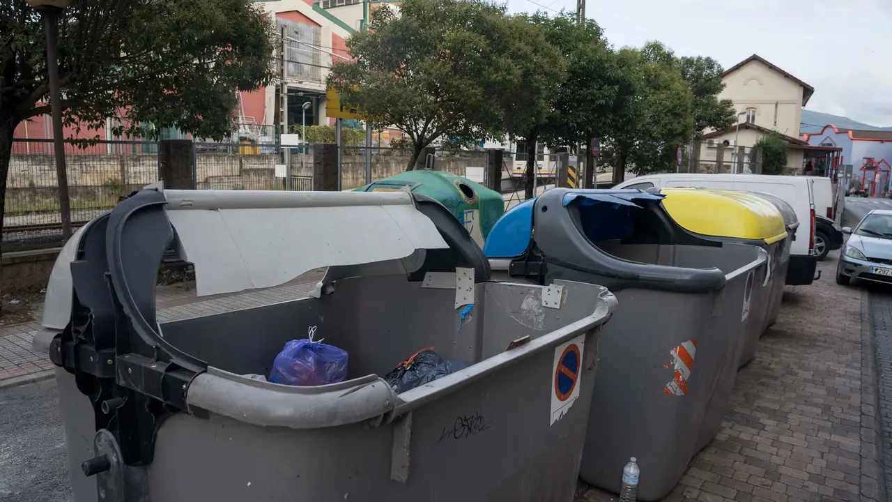 Contenedores de basura en Malia&ntilde;o. / Alerta