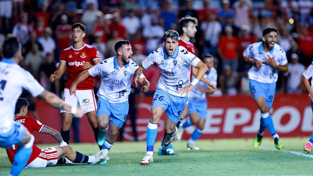 Los jugadores del M&aacute;laga celebran el gol de la victoria. / M&aacute;laga CF