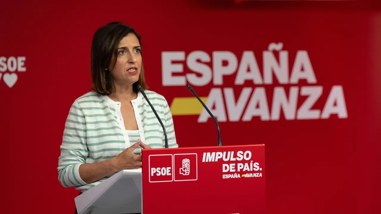 La portavoz del PSOE, Esther Pe&ntilde;a, en una rueda de prensa en la sede nacional del partido. / Alerta