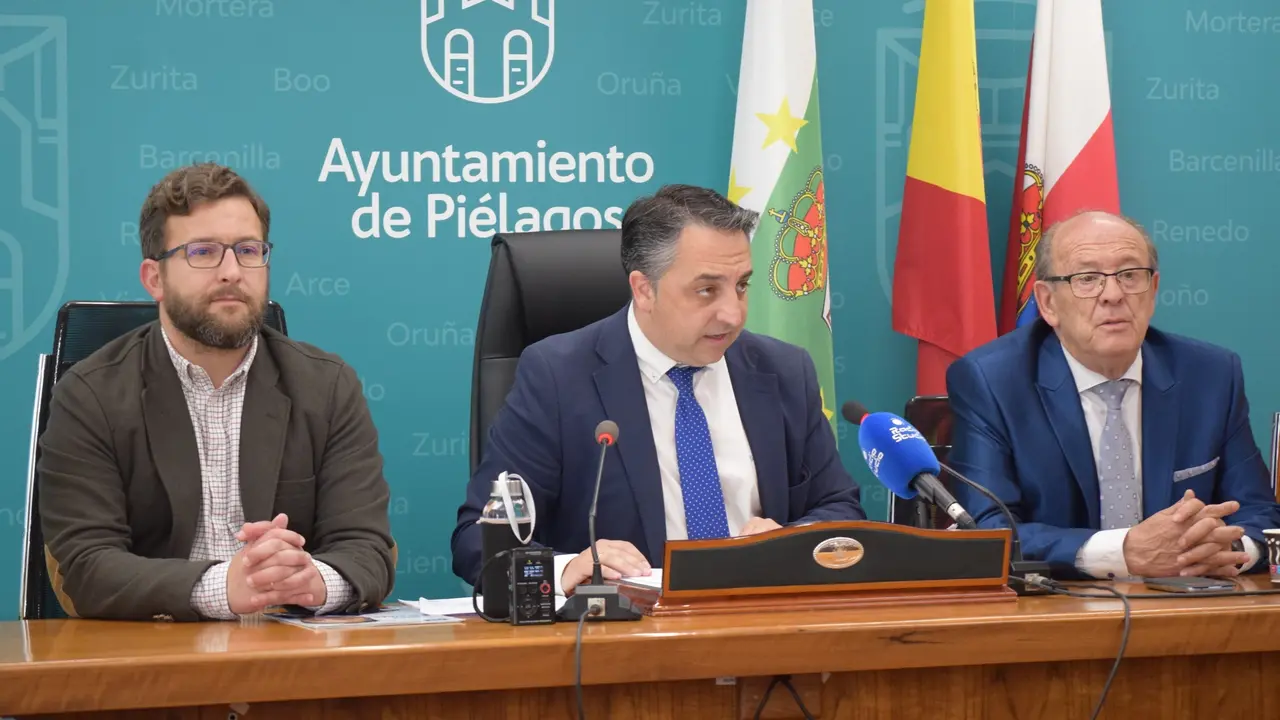 Rueda de prensa del alcalde de Pi&eacute;lagos, Carlos Caram&eacute;s. / A.E.