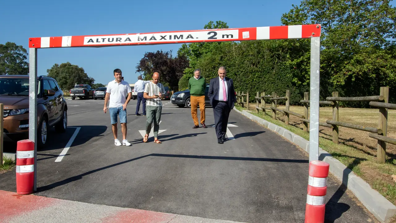 El consejero de Fomento, Ordenaci&oacute;n del Territorio y Medio Ambiente, Roberto Media, en la visita institucional al municipio y la inauguraci&oacute;n de diversas infraestructuras. / A.E.