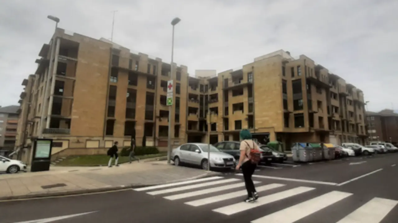 Una persona cruza un paso de peatones en el barrio de El Zapat&oacute;n, en Torrelavega. / A.E.