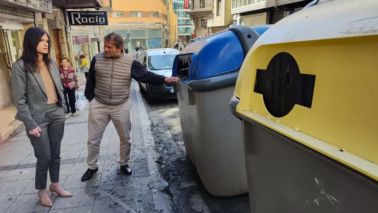 La portavoz de Vox en Santander, Laura Velasco, observando la situaci&oacute;n de las basuras. / A.E.