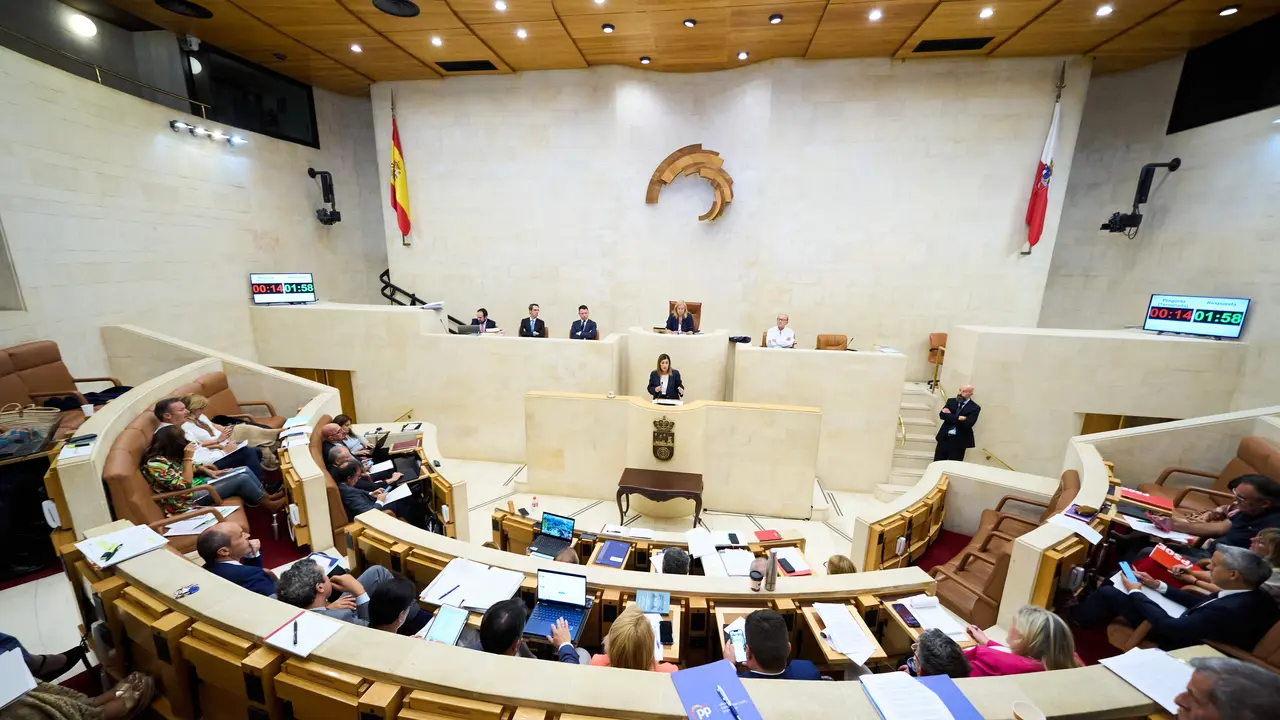 La presidenta de la Comunidad Aut&oacute;noma de Cantabria, Mar&iacute;a Jos&eacute; S&aacute;enz de Buruaga G&oacute;mez, durante la sesi&oacute;n del primer Pleno de legislatura. / Juanma Serrano