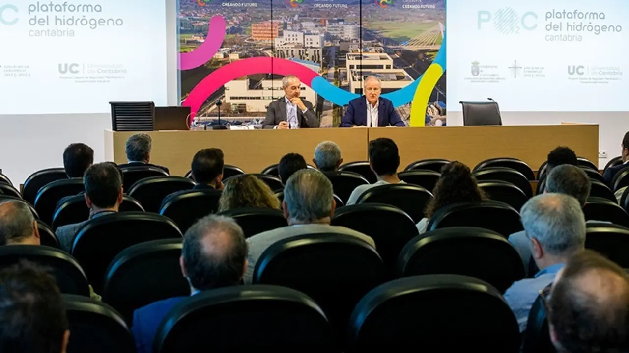 Eduardo Arasti, durante su intervenci&oacute;n en la Plataforma del Hidr&oacute;geno Verde de Cantabria. / A.E.