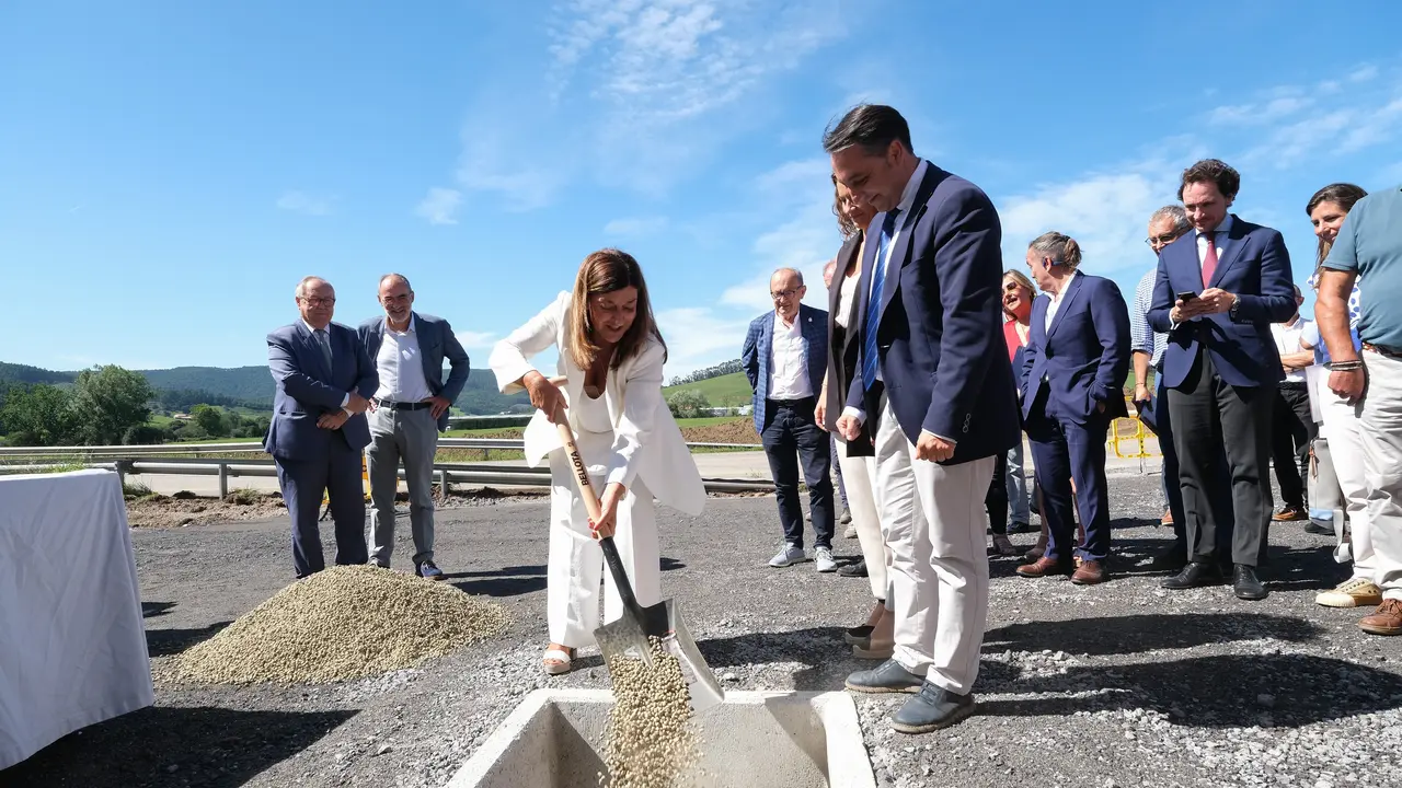 La presidenta de Cantabria, Mar&iacute;a Jos&eacute; S&aacute;enz de Buruaga, pone la primera piedra del Centro Log&iacute;stico de La Pasiega. / Alerta