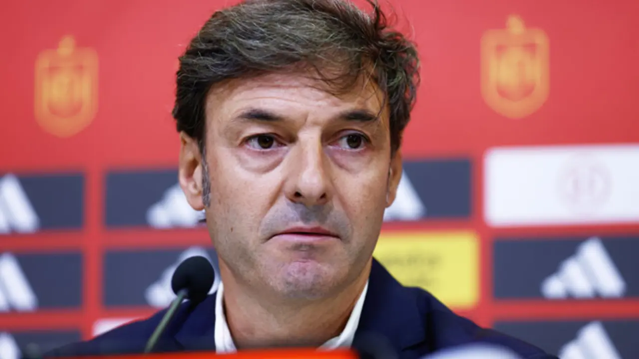 El seleccionador ol&iacute;mpico de f&uacute;tbol, Santi Denia, en rueda de prensa. / Oscar J. Barroso