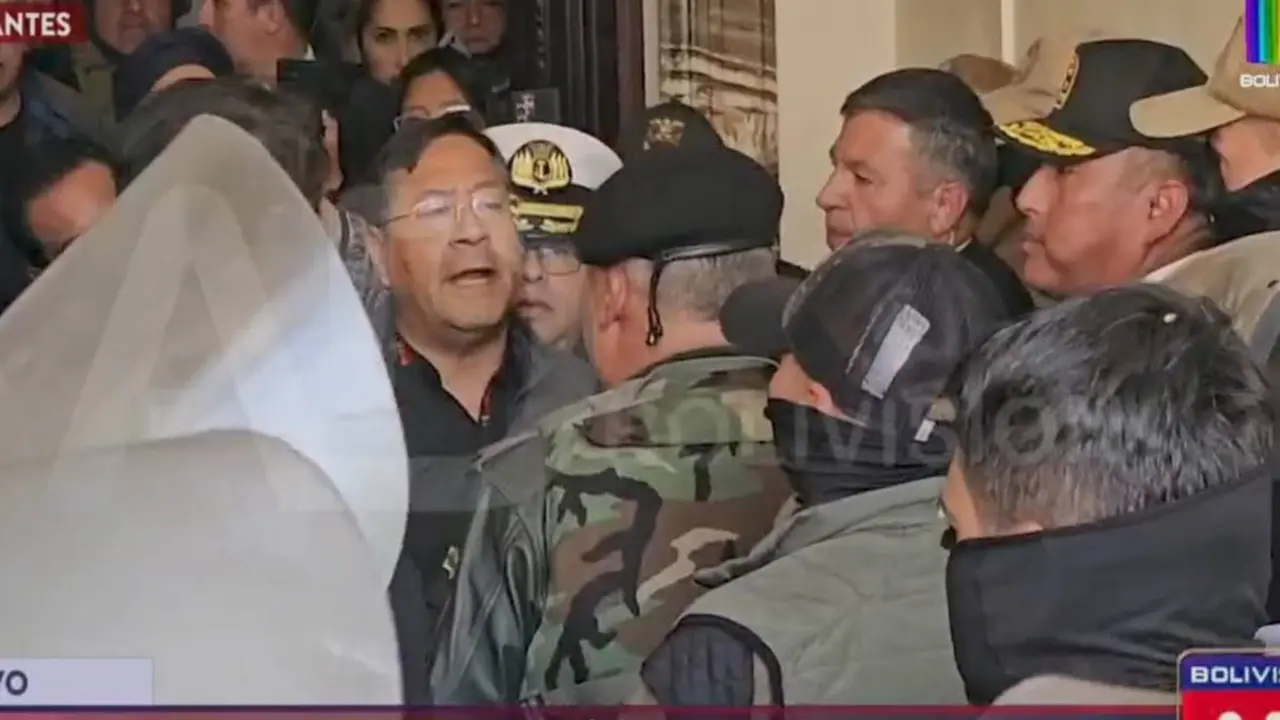 El presidente de Bolivia, Luis Arce, desarmado intenta detener a los militares que con las armas buscan romper la democracia de su pa&iacute;s y el mandato del pueblo en las urnas.