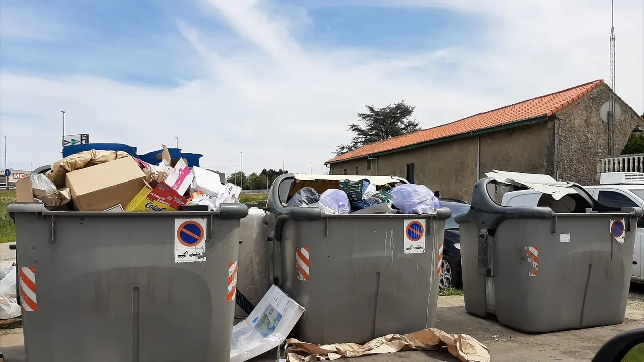 Residuos acumulados alrededor de los contenedores de basura de una calle de Camargo. / A.E.