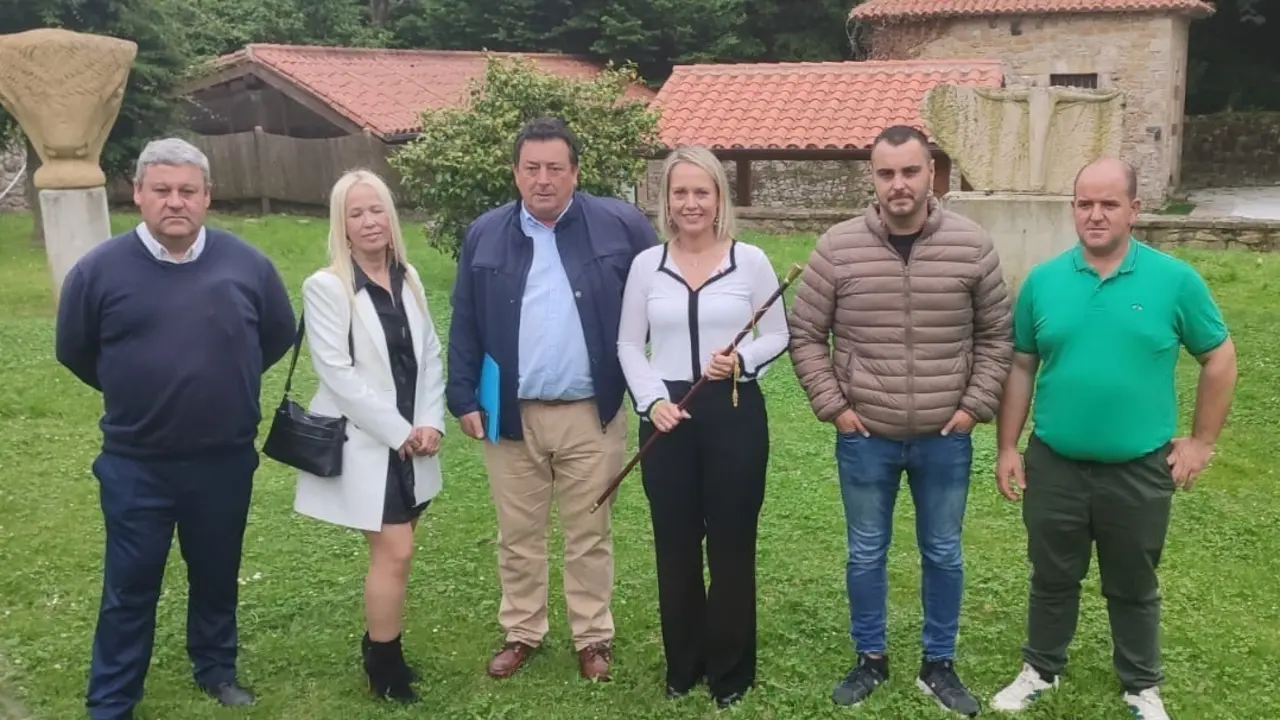 Nuevo equipo de Gobierno de Santillana del Mar, con Sara Izquierdo (PRC) como alcaldesa tras la moci&oacute;n de censura. / A.E.