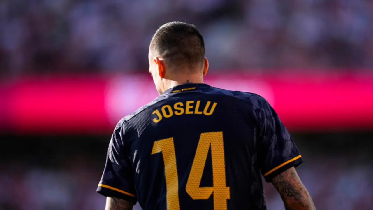 El jugador Joselu Mato ante el granada. / Joaquin Corchero