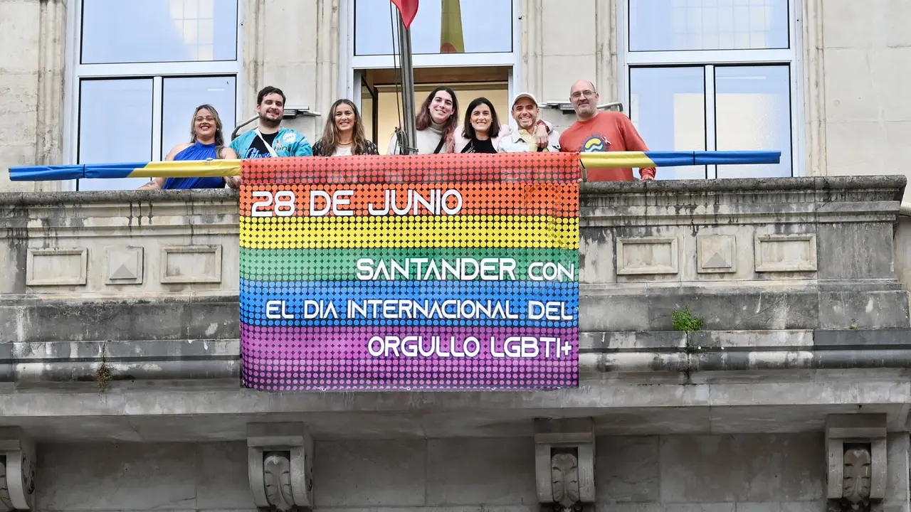 Gema Igual despliega una bandera LGTBI en el balc&oacute;n. / A.E.