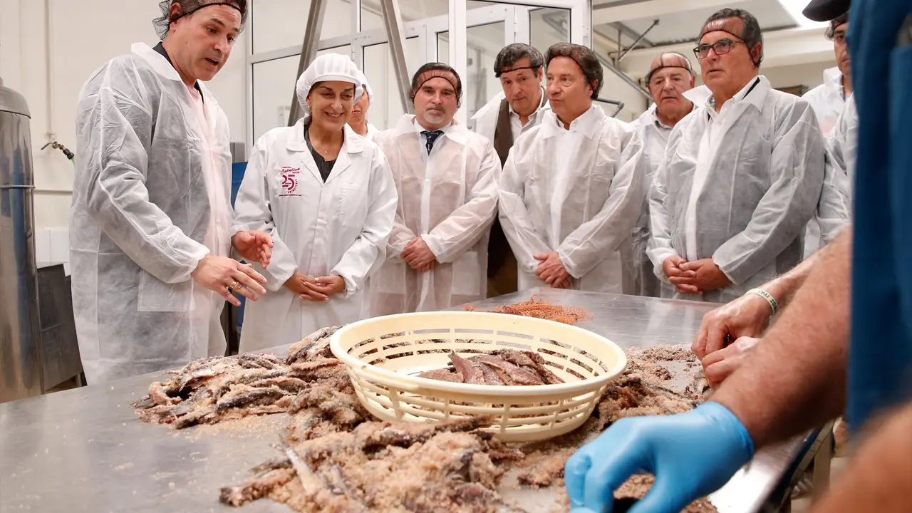 La presidenta de Cantabria, Mar&iacute;a Jos&eacute; S&aacute;enz de Buruaga, visita Conservas Catalina con motivo de su 25 aniversario. / A.E.
