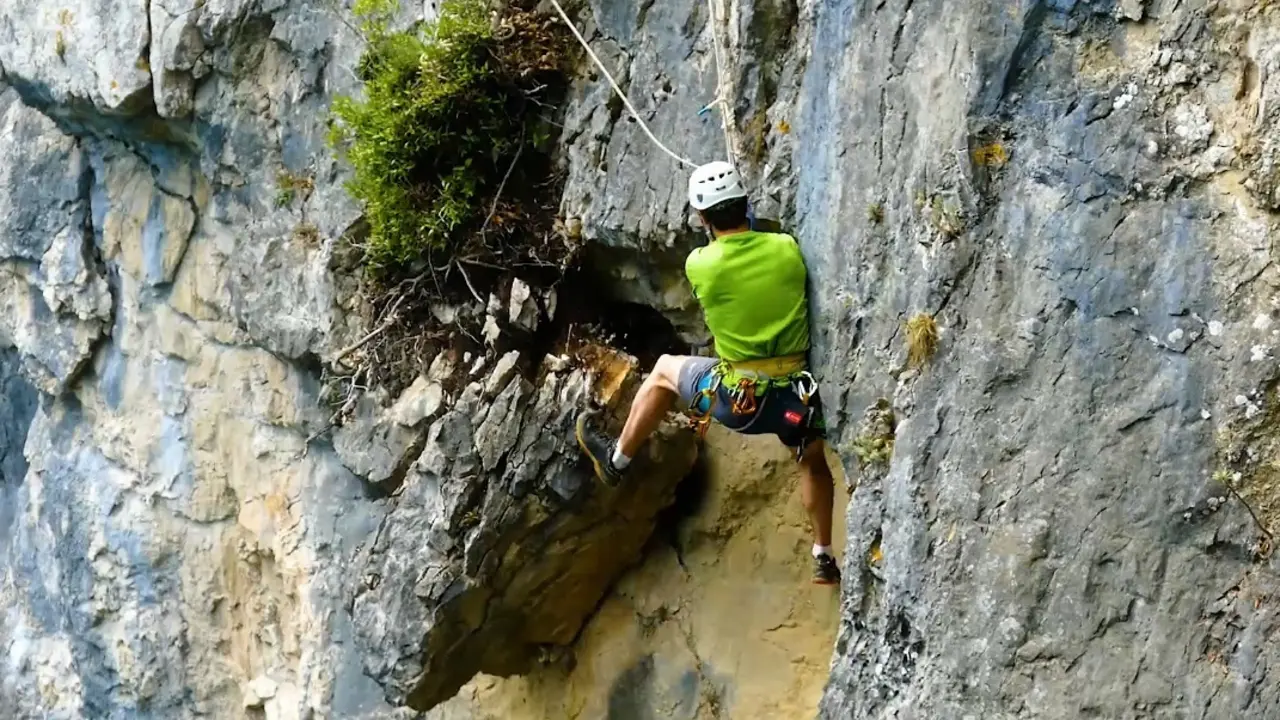 Retirada de una de las rocas del faro del Caballo. / A.E.