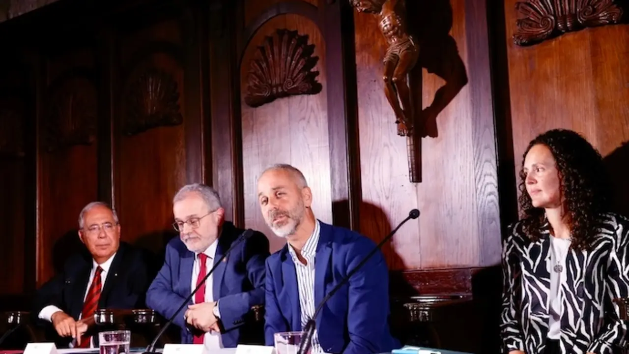 Roberto Fern&aacute;ndez, &Aacute;ngel Pazos, Sergio Silva y Raquel G&oacute;mez durante el acto acad&eacute;mico de apertura de los XXXIX Cursos de Verano de la Universidad de Cantabria. / ALERTA