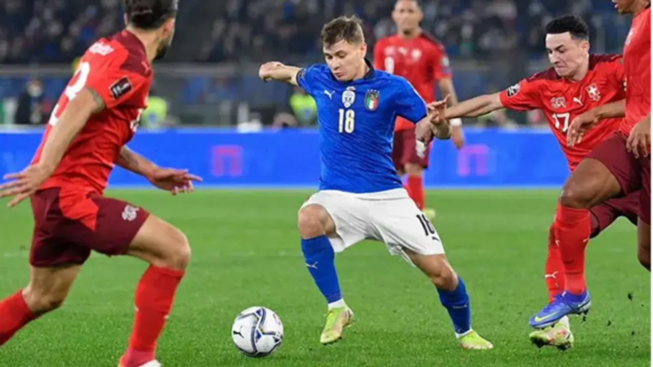 Nicol&ograve; Barella rodeado de rivales durante el Italia-Suiza de clasificaci&oacute;n para el Mundial de Catar. / AFP7