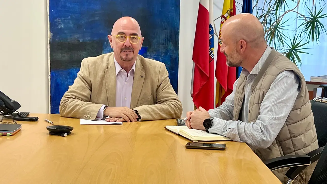 C&eacute;sar Pascual con el alcalde de Puente Viesgo, &Oacute;scar Villegas. / Alerta