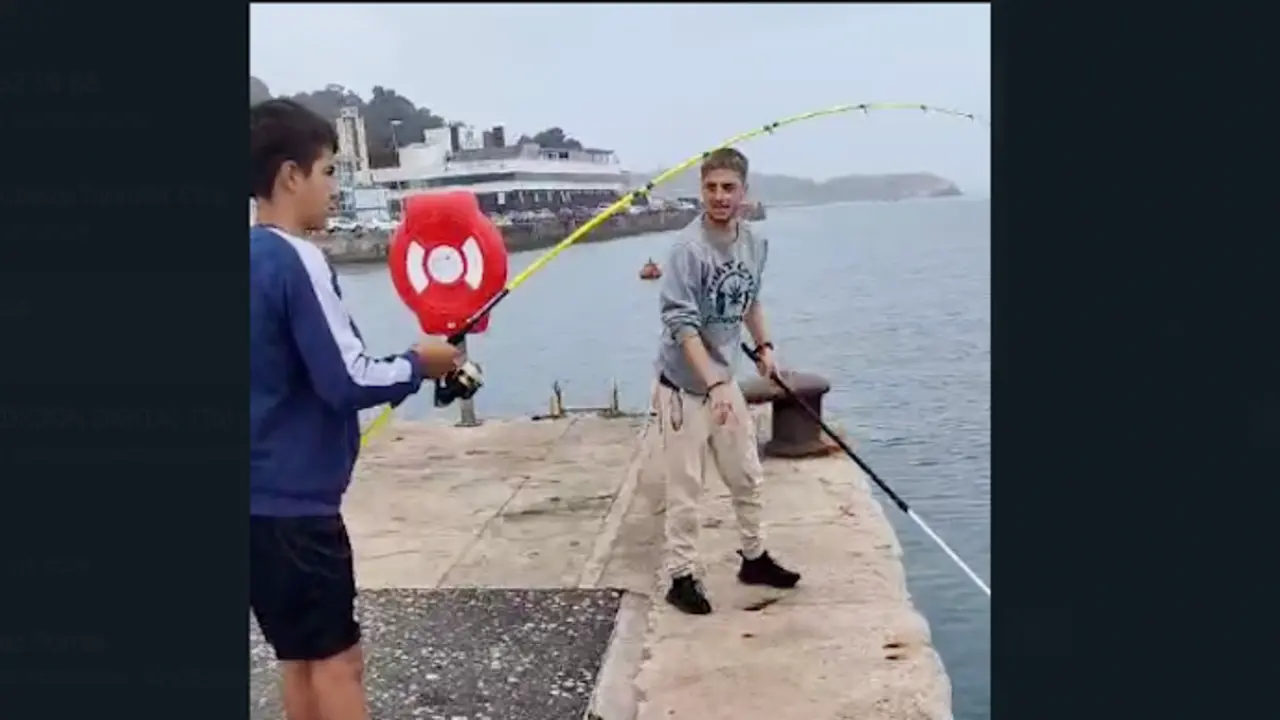Los j&oacute;venes pescando cerca del Museo Mar&iacute;timo. / A.E.