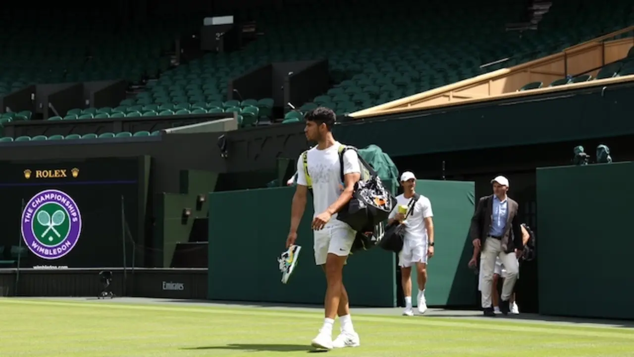 El tenista espa&ntilde;ol Carlos Alcaraz se muestra optimista durante un entrenamiento en Wimbledon, prepar&aacute;ndose para defender su t&iacute;tulo y a&ntilde;adirlo a su reciente victoria en Roland Garros, a pesar de una breve preparaci&oacute;n sobre hierba tras su eliminaci&oacute;n en Queen's.