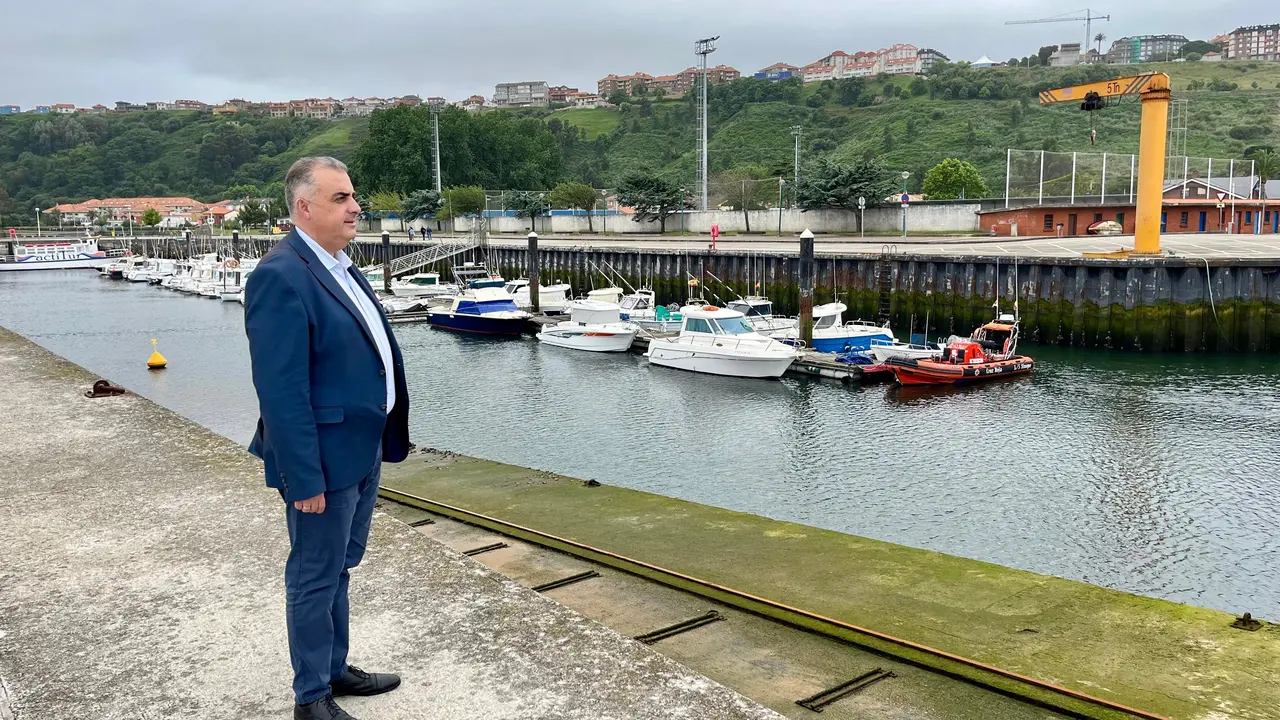 El consejero Roberto Media en su visita a la d&aacute;rsena del Puerto de Suances. / Lara Revilla