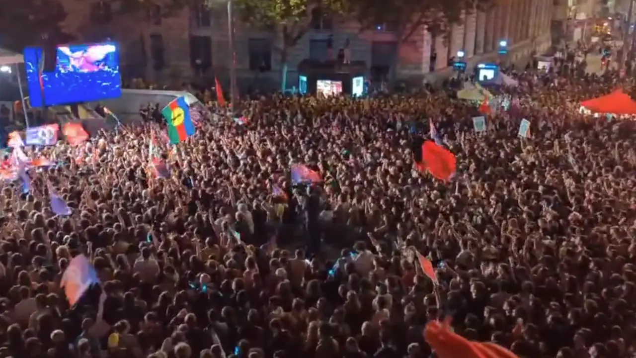 Concentraci&oacute;n de miles de personas en la Plaza de la Rep&uacute;blica de Par&iacute;s contra el avance de RN.

Gritos de "&iexcl;No pasar&aacute;n, no pasar&aacute;n!".
