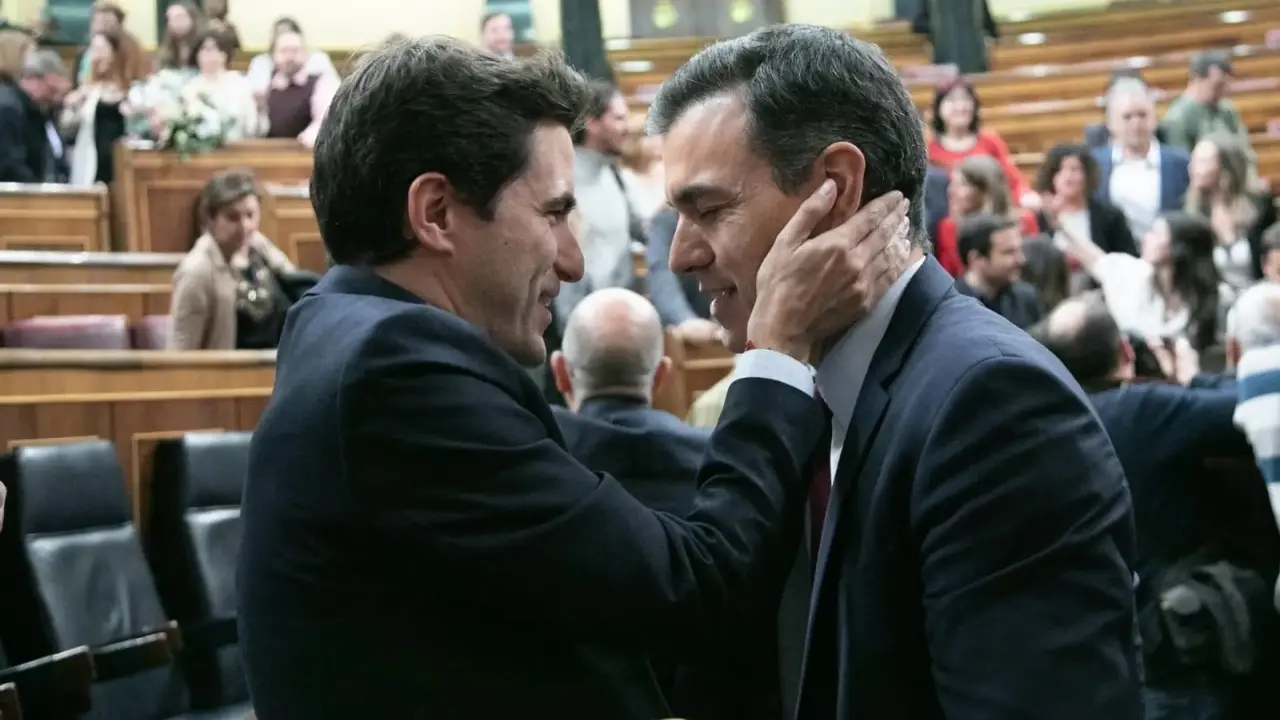 El diputado por Cantabria, Pedro Casares y Pedro S&aacute;nchez. / E.P.