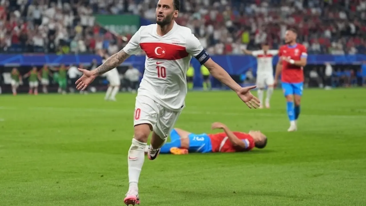 El turco Hakan Calhanoglu celebra tras marcar el primer gol de su equipo durante el partido de f&uacute;tbol del Grupo F de la UEFA Euro 2024 entre la Rep&uacute;blica Checa y Turqu&iacute;a en el Volksparkstadion de Hamburgo. Foto: Marcus Brandt/dpa

Firma: Marcus Brandt