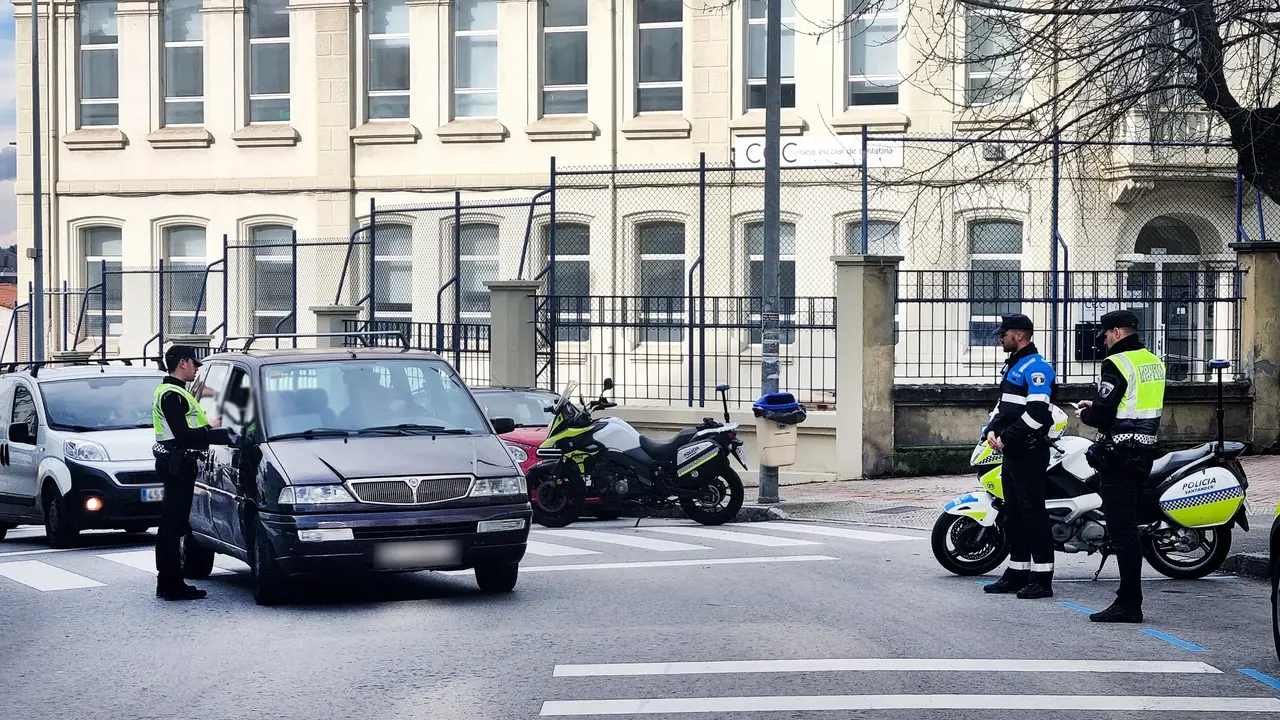 Control policial en las calles de Santander. / A.E.