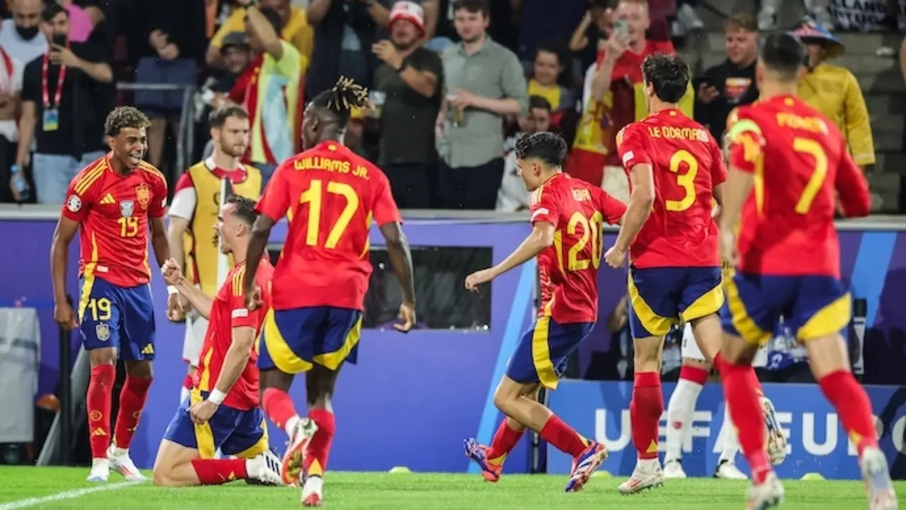 El espa&ntilde;ol Fabi&aacute;n Ruiz celebra con el espa&ntilde;ol Lamine Yamal (I) tras marcar el segundo gol de su equipo durante el partido de f&uacute;tbol de octavos de final de la UEFA EURO 2024 entre Espa&ntilde;a y Georgia en el Estadio de Colonia. Foto: Rolf Vennenbernd/dpa