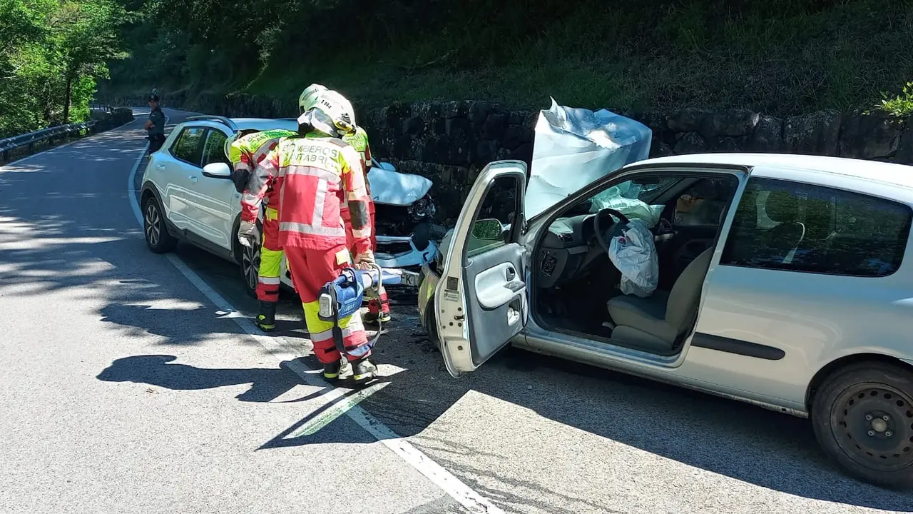 El servicio de emergencias del 112 de Cantabria atiende una colisi&oacute;n frontal en el kil&oacute;metro 2 de la carretera CA-888 en Pembes, Camale&ntilde;o. El accidente dej&oacute; dos heridos leves que fueron trasladados por los servicios sanitarios del 061.