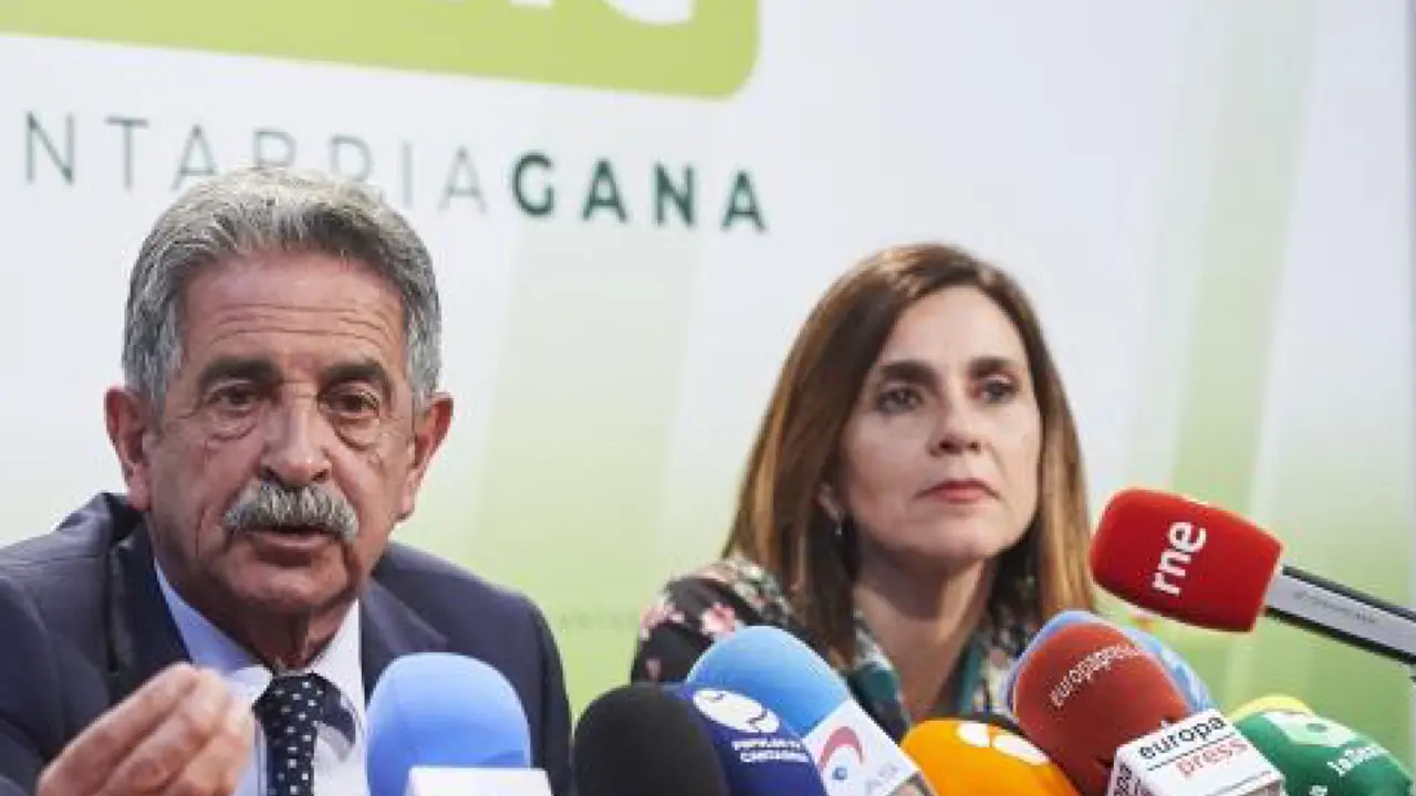 Revilla y la diputada y portavoz del Partido Regionalista de Cantabria (PRC) en materia de Salud, Paula Fern&aacute;ndez. / AE.